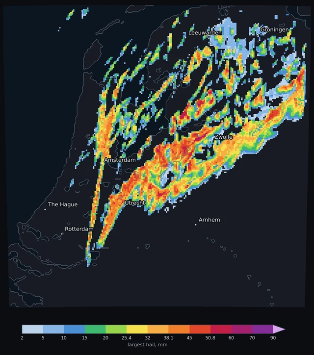 Vorhersagekarte der größten Hagelkörner über den Niederlanden am Abend des 27. Juni 2026: eine Schneise großen Hagels von Südwest nach Nordost, aus der Nähe von Rotterdam und Utrecht an Zwolle vorbei, eingefärbt von 2 mm bis 90 mm, mit beschrifteten Großstädten.