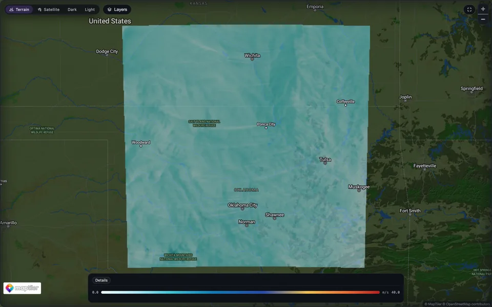 Die Aerava-Modelllauf-Ansicht mit einer 1-km-Windvorhersage in 90 m Höhe über dem Norden Oklahomas und dem Süden von Kansas, von Wichita bis Norman, mit feinen Streifen stärkeren Winds im gesamten Modellgebiet.